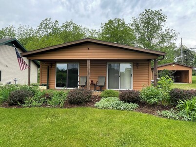 Green Lake Sunrise Getaway - A Pet Friendly Cabin!