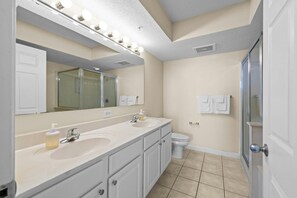 Bañera con ducha, toallas