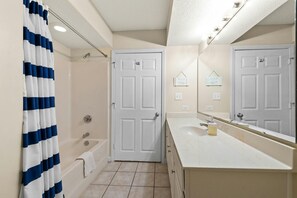 Combined shower/bathtub, towels - Comfortable 4-bedroom, 3-bathroom oceanfront condo, Crescent Beach | North Shore Villas - 907 (North Myrtle Beach)