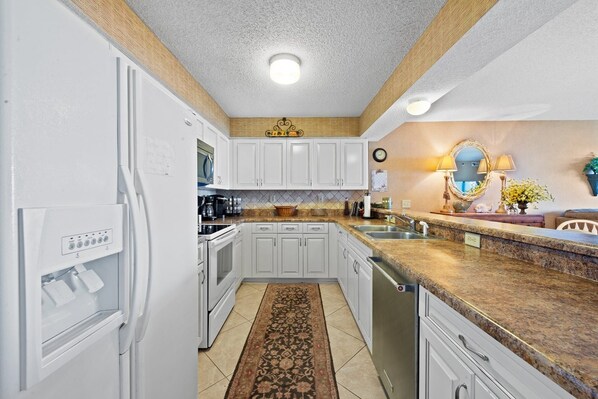 Fridge, microwave, oven, stovetop - First Floor Corner Unit, 3-bedroom/3-bath condo | Beach Club - 1E (North Myrtle Beach)