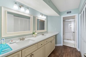 Combined shower/tub, towels