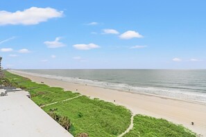 On the beach - Sea Lovers Delight! 3-bedroom, 2-bathroom, oceanfront condo | Sea Castle - 7B (North Myrtle Beach)