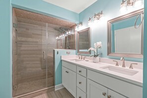 Combined shower/bathtub, towels - Luxury 2-bedroom, 2-bathroom oceanfront condo, 4th floor | Pinnacle - 404 (North Myrtle Beach)