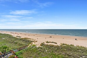 On the beach - Luxury 2-bedroom, 2-bathroom oceanfront condo, 4th floor | Pinnacle - 404 (North Myrtle Beach)