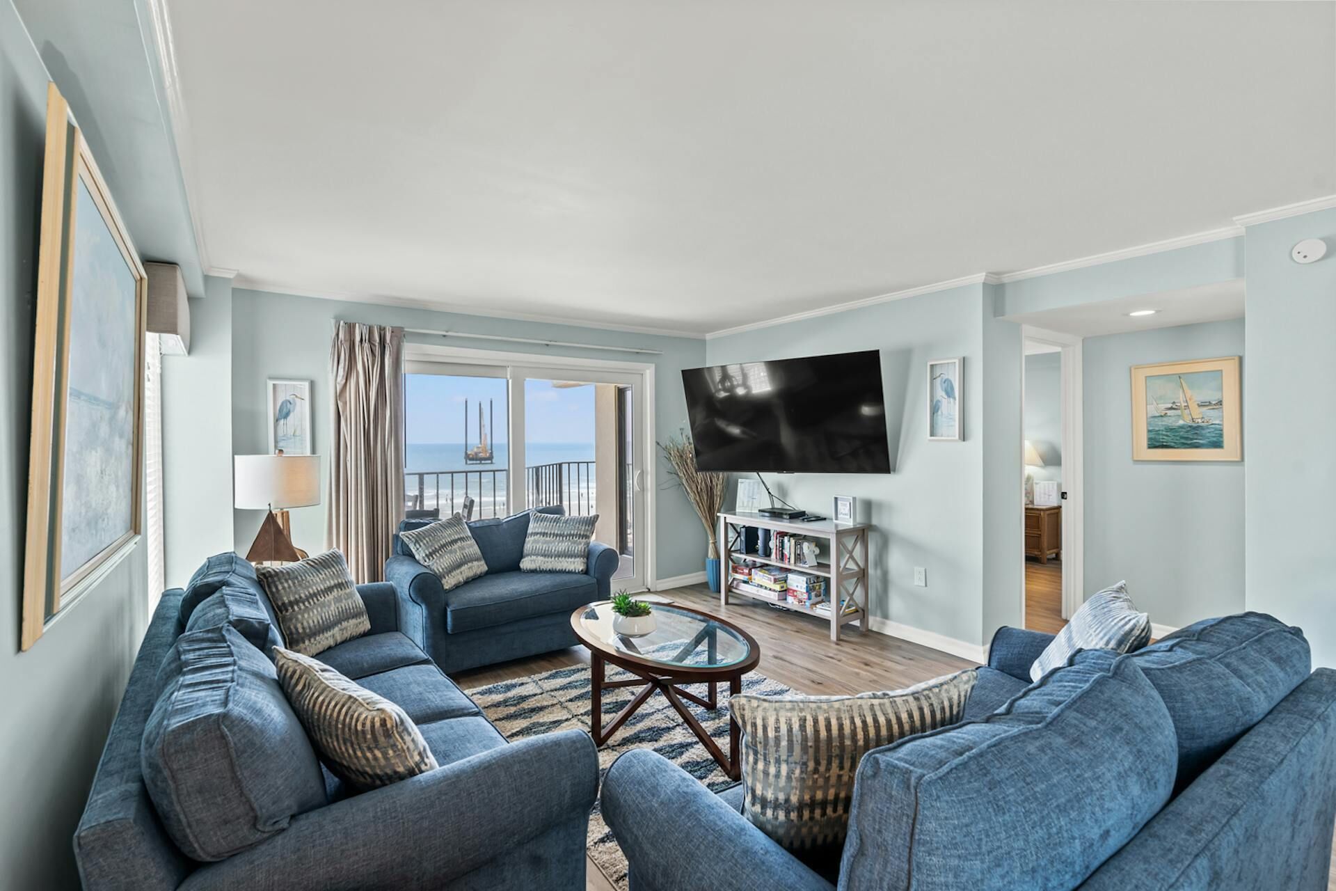 Blue and yellow themed 3-bed, 3-bath oceanfront condo, full kitchen, sleeps 9 | Tidemaster - 401