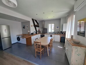 Coffee/tea maker, fridge, microwave, stovetop - Quiet, bright apartment, 400 metres from the town center, with parking lot (Aix-les-Bains)