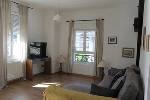 Living area - Quiet, bright apartment, 400 metres from the town center, with parking lot (Aix-les-Bains)