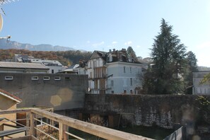 Property grounds - Quiet, bright apartment, 400 metres from the town center, with parking lot (Aix-les-Bains)