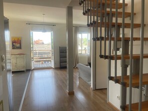 Interior - Quiet, bright apartment, 400 metres from the town center, with parking lot (Aix-les-Bains)