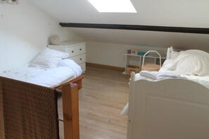 WiFi - Quiet, bright apartment, 400 metres from the town center, with parking lot (Aix-les-Bains)