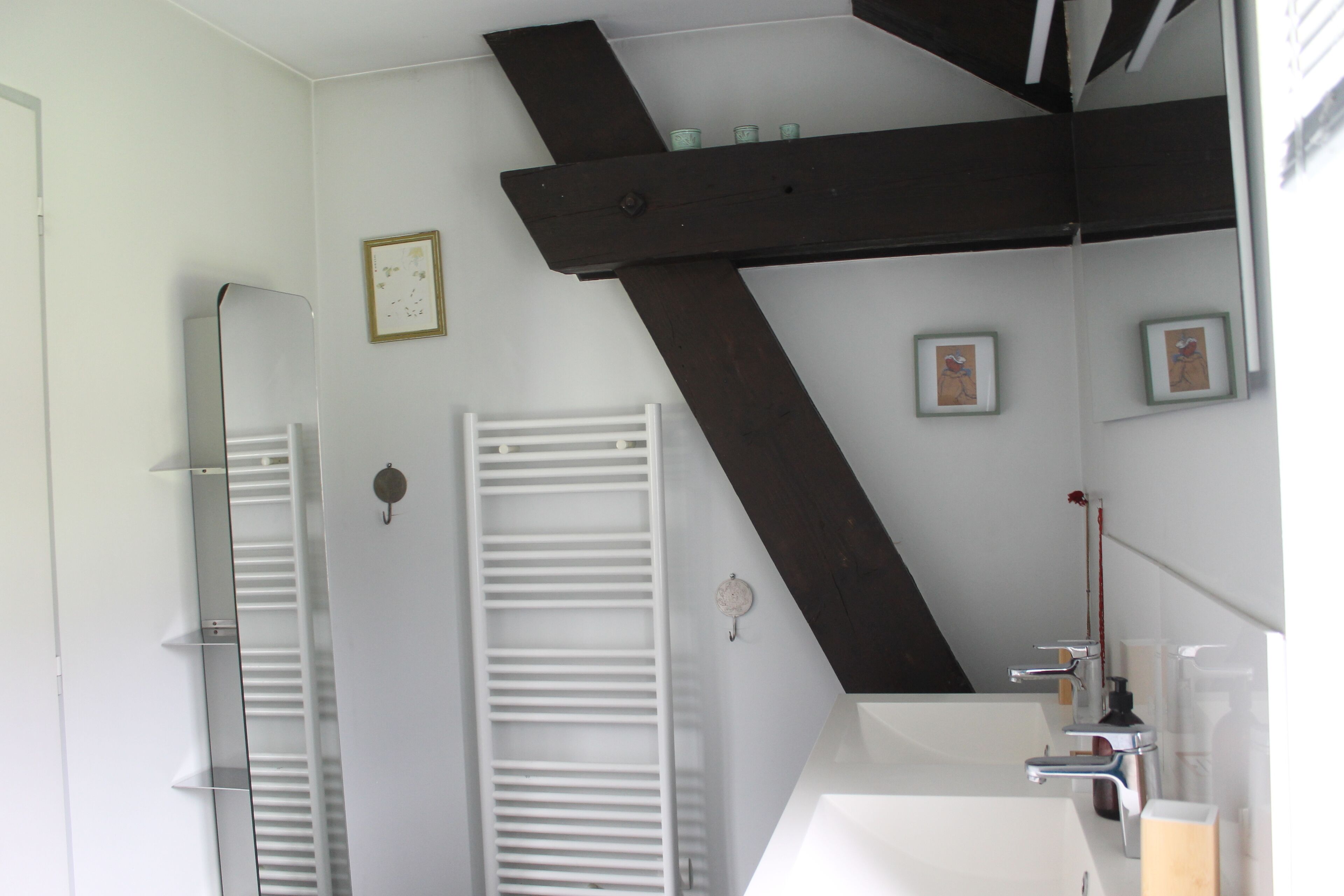 Haartrockner, Handtücher, Seife, Toilettenpapier