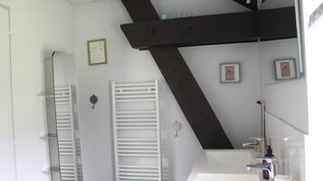 Haartrockner, Handtücher, Seife, Toilettenpapier