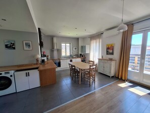 Coffee/tea maker, fridge, microwave, stovetop - Quiet, bright apartment, 400 metres from the town center, with parking lot (Aix-les-Bains)