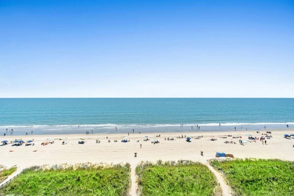 On the beach - Beachy 3-bedroom, 3-bathroom oceanfront condo, upscale furnishings, private balcony | Summit -7B (North Myrtle Beach)