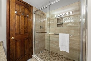 Combined shower/bathtub, towels - 3-bedroom, 2-bath oceanfront condo, 9th floor views, sleeps 8 | Wellington - 903 (North Myrtle Beach)
