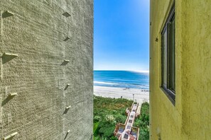 På stranden