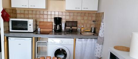 Réfrigérateur, micro-ondes, four, plaque de cuisson