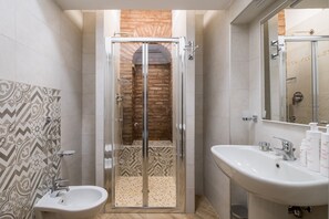 Apartemen | Kamar mandi | Shower dan pengering rambut