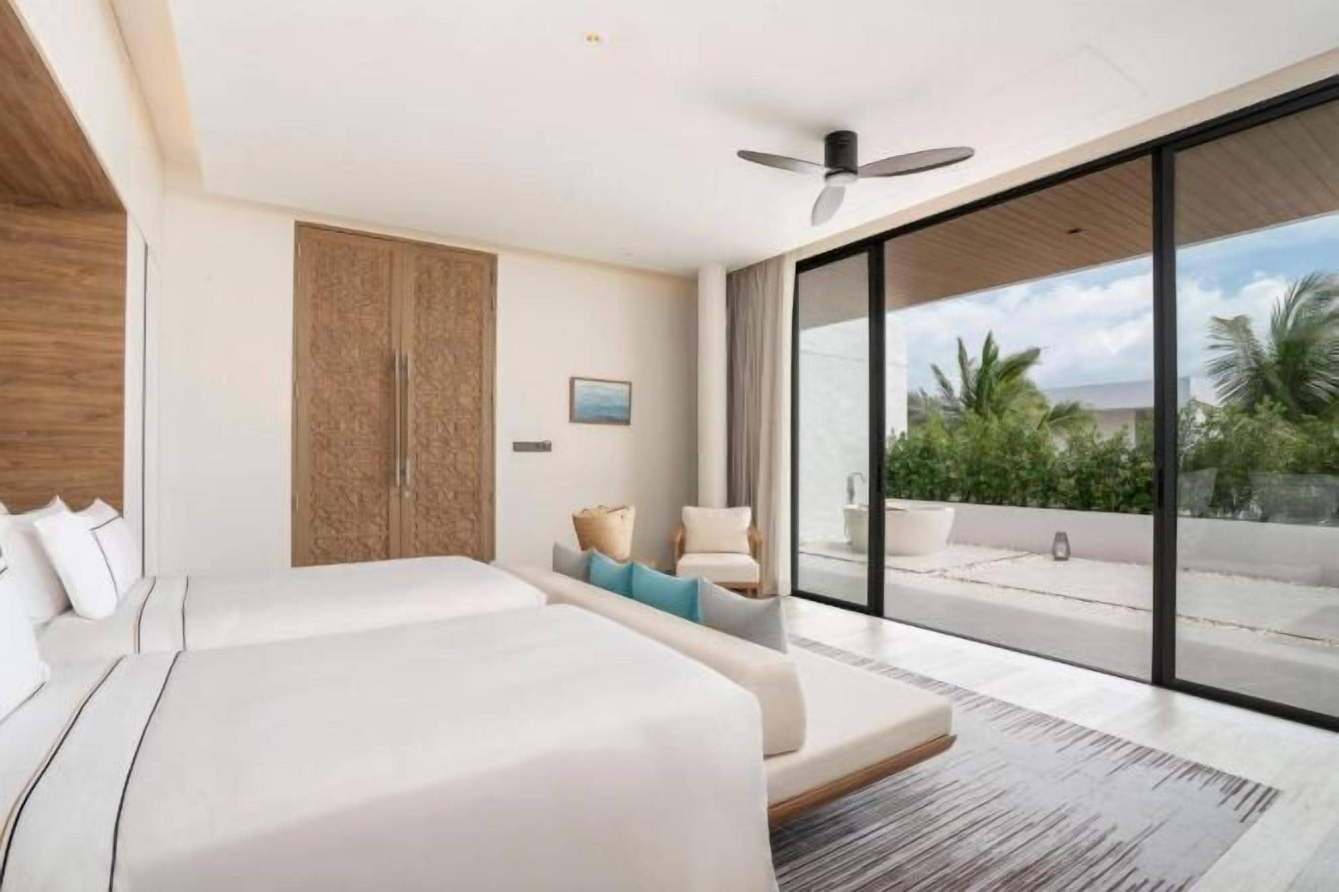 1 bedroom, hypo-allergenic bedding, minibar, in-room safe