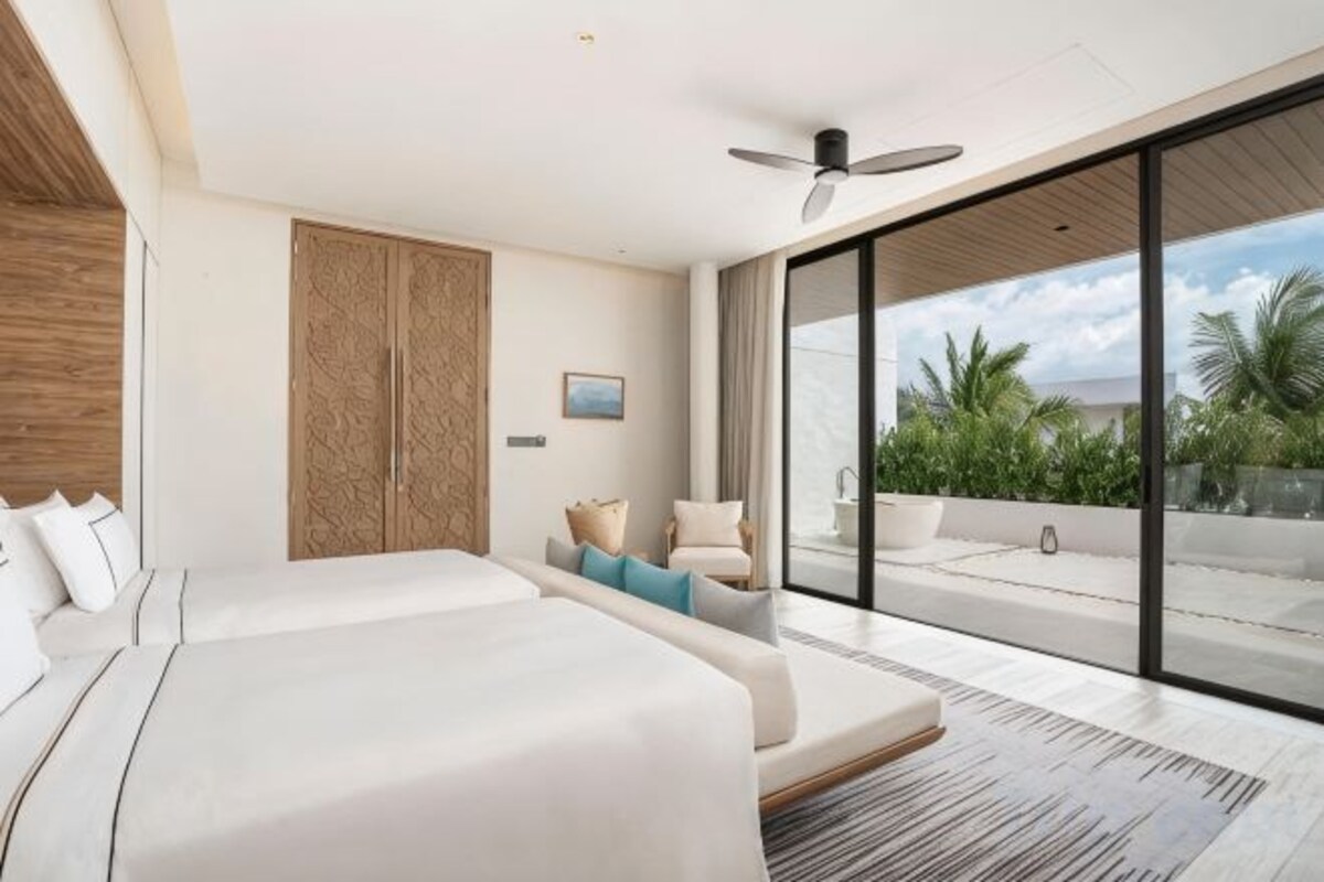 One Bedroom Suite With Outdoor Bathtub