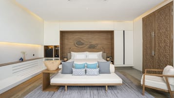 Un dormitorio moderno con cama, mesitas de noche, armario y ventilador de techo.
