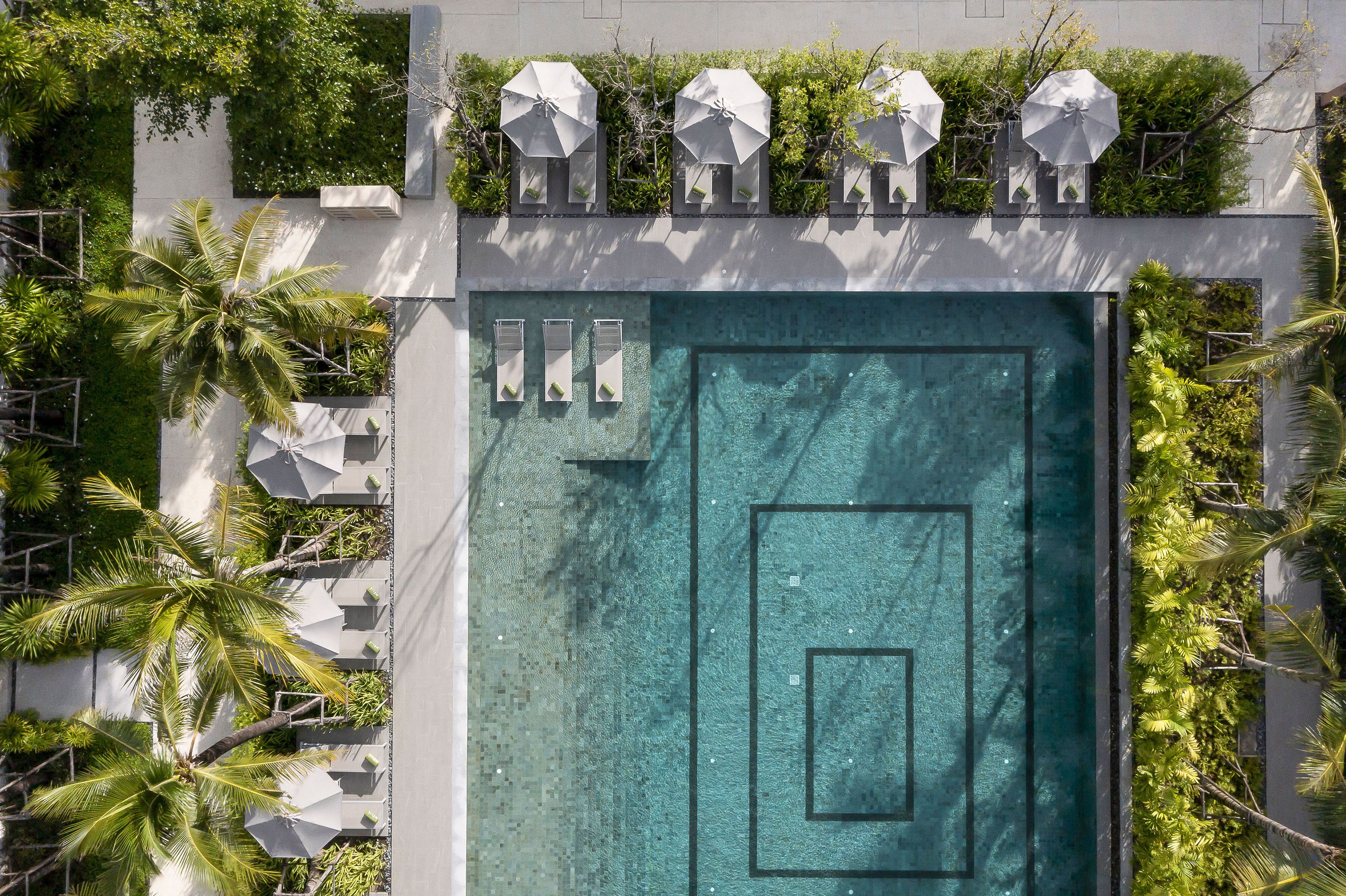 2 สระว่ายน้ำกลางแจ้ง