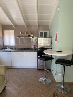 Refrigerador, placa de cocina, cafetera/tetera, utensilios de cocina