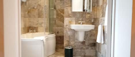 Departamento superior, baño privado, vista al jardín | Baño