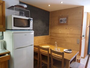 Jääkaappi, mikroaaltouuni, astianpesukone