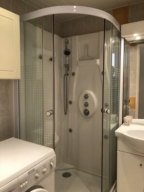 Dusche, Haartrockner, Toilettenpapier