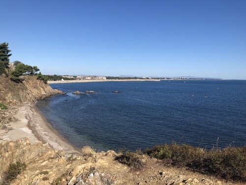 Location calme et ensoleillée entre mer et montagnes