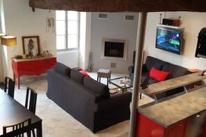 Fernseher, Kamin, Stereoanlage