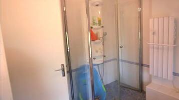 Dusche, Haartrockner, Toilettenpapier