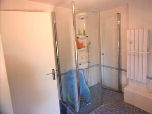 Dusche, Haartrockner, Toilettenpapier