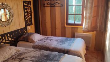 2 chambres, fer et planche à repasser, Wi-Fi, draps fournis