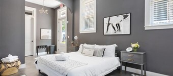 Private Modern Studio - Blocks from King!
