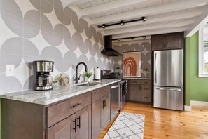 Kühlschrank, Mikrowelle, Ofen, Herdplatte