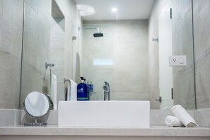 Shower, hair dryer, towels - Aves - Bali Deluxe King - Pool View (Montezuma)