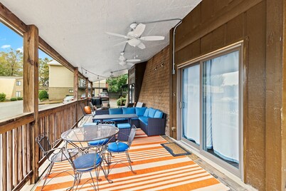 Beautiful Townhome 0.2 Miles to Downtown AU! Sleeps 8!