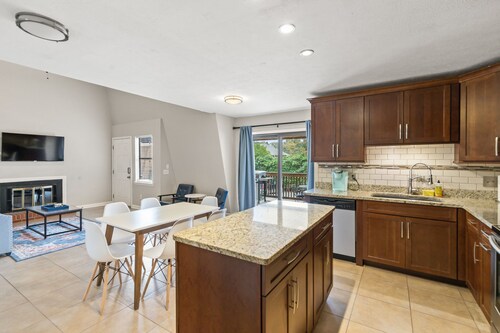 Beautiful Townhome 0.2 Miles to Downtown AU! Sleeps 8!