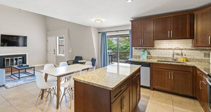 Beautiful Townhome 0.2 Miles to Downtown AU! Sleeps 8!