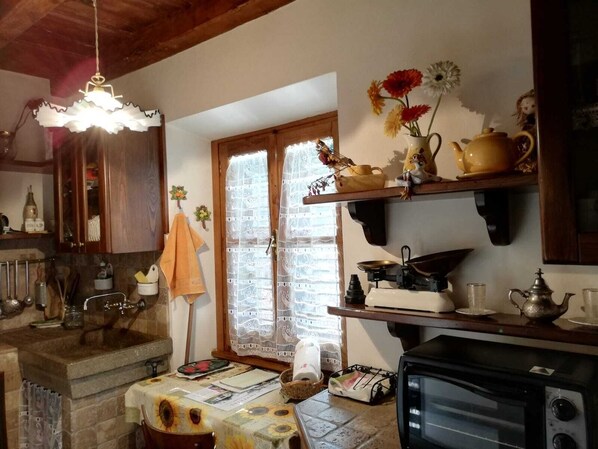 Kühlschrank, Ofen, Wasserkocher, Kochgeschirr/Geschirr/Besteck