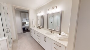 Badewanne, Handtücher, Seife, Toilettenpapier
