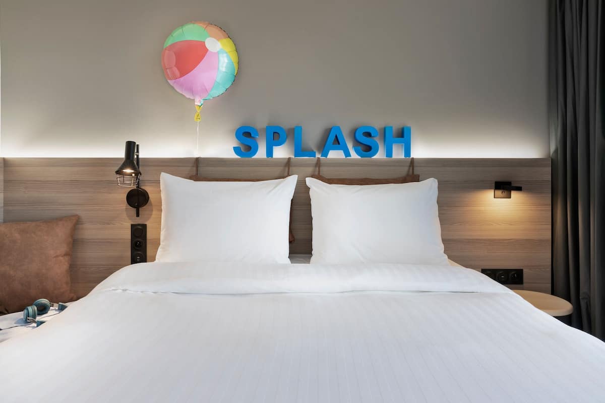 Room, 1 King Bed, Non Smoking | Premium bedding, memory foam beds, laptop workspace, blackout drapes