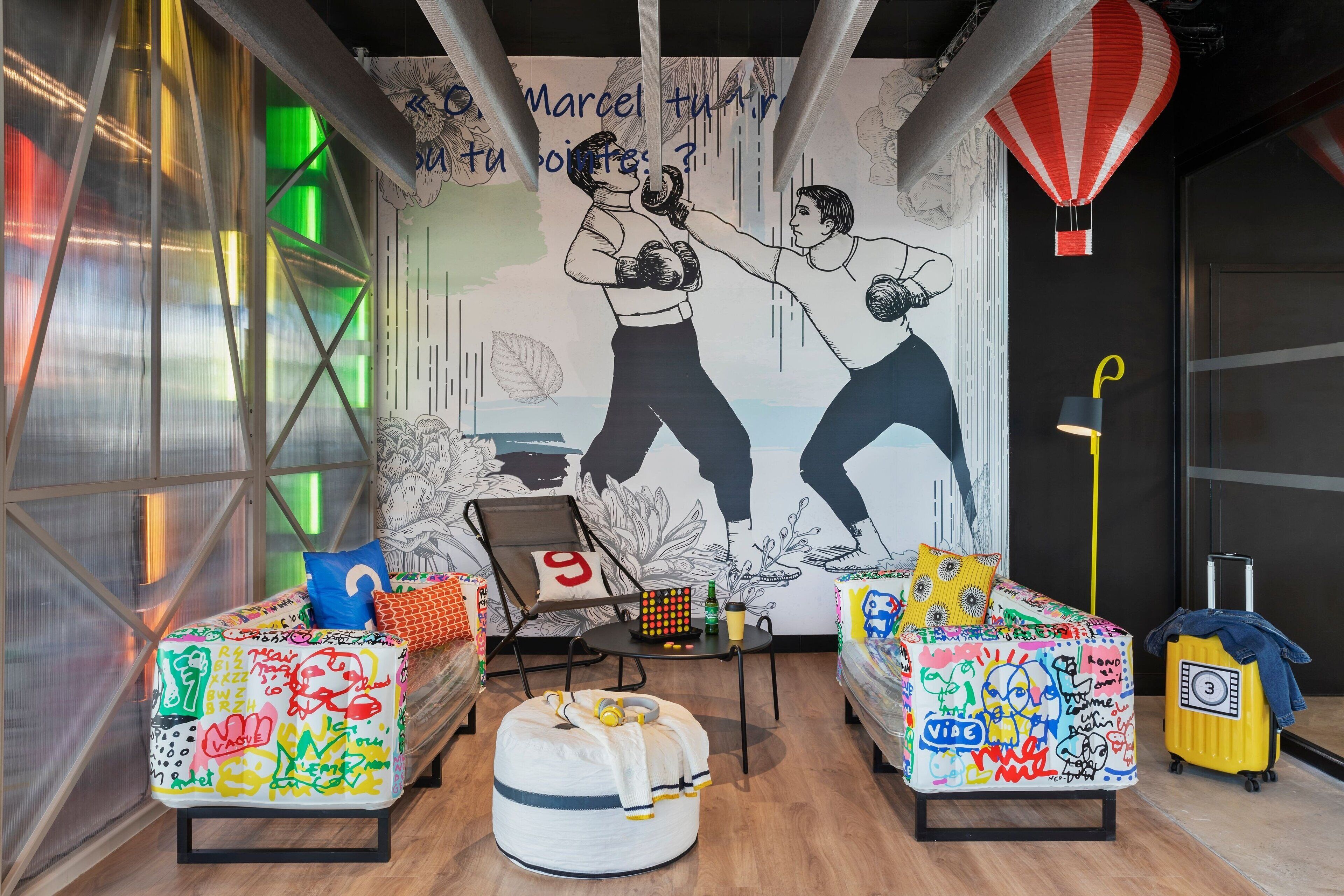 serves breakfast, lunch and dinner