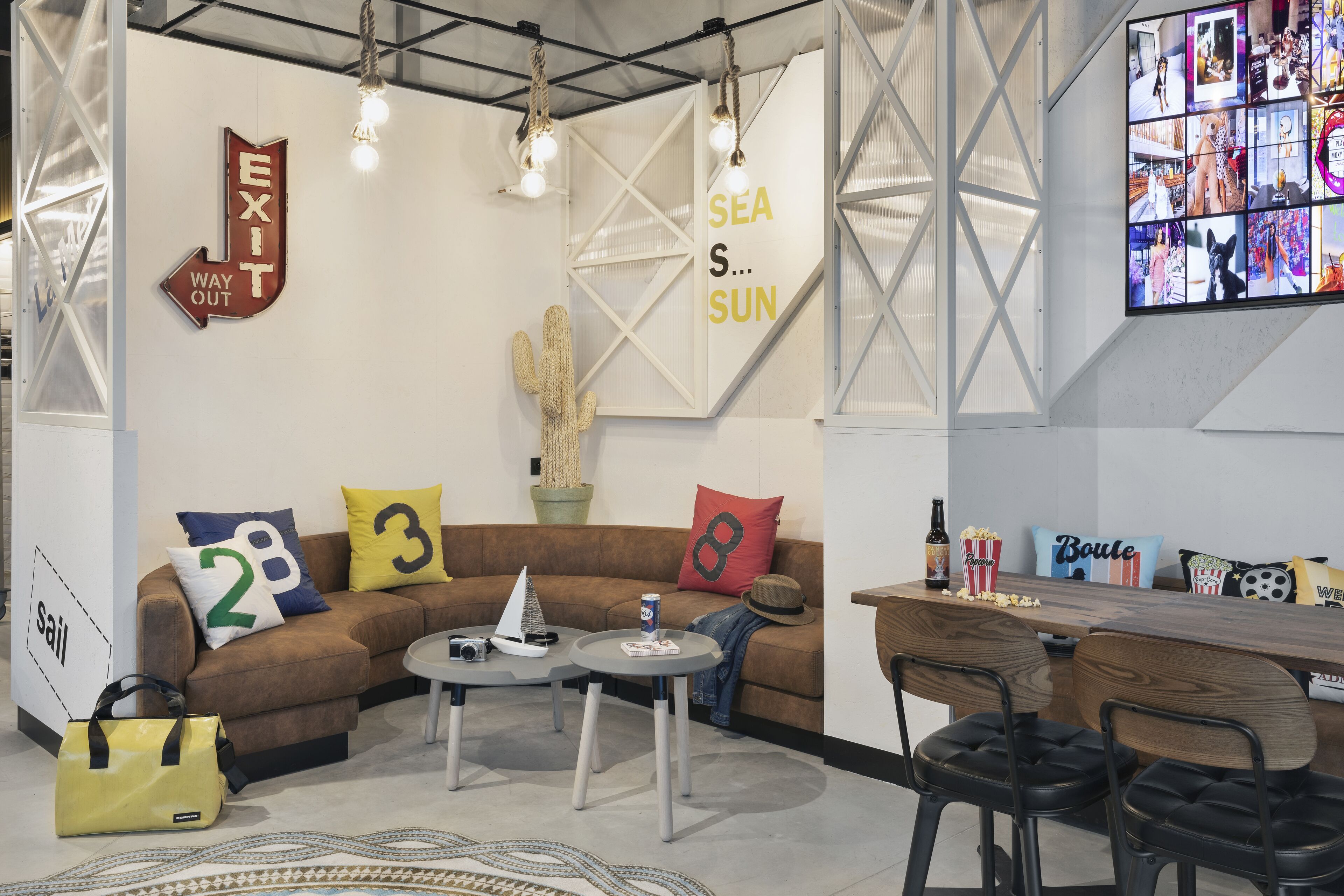 serves breakfast, lunch and dinner