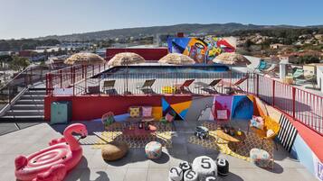 Una piscina al aire libre de temporada