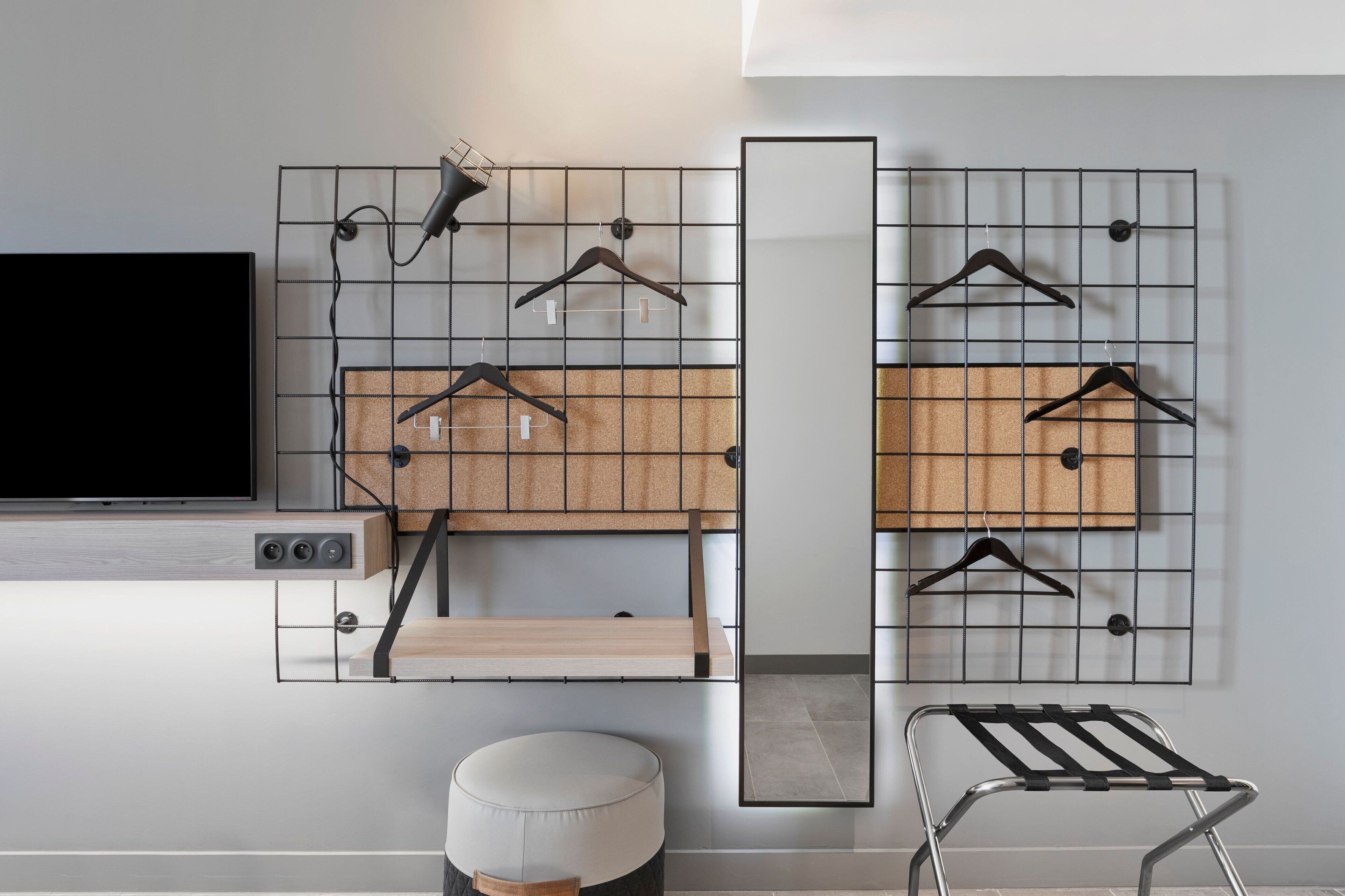 Luxe beddengoed, bedden met traagschuimmatrassen, een laptopwerkplek