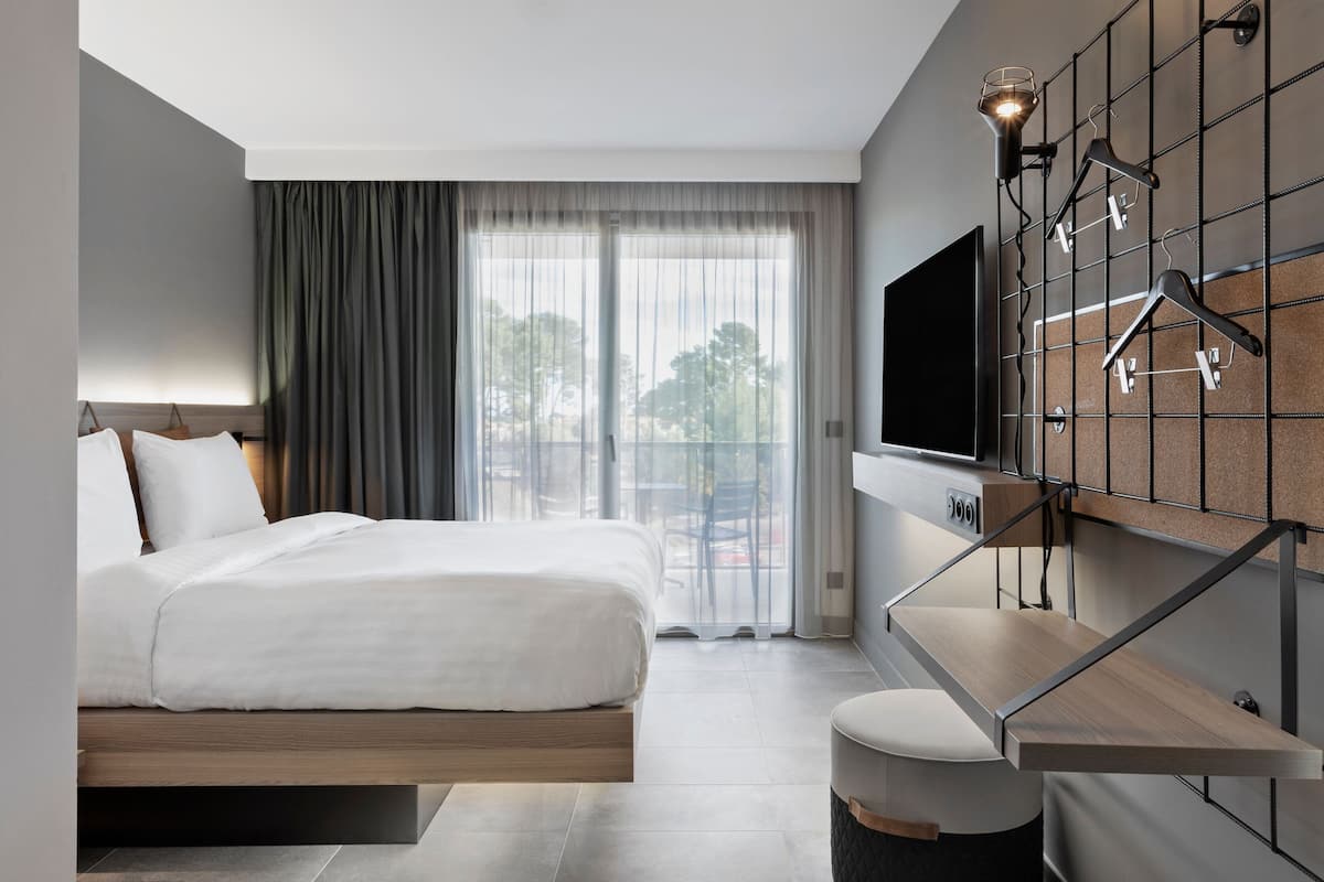 Room, 1 Queen Bed, Non Smoking, Balcony | Premium bedding, memory foam beds, laptop workspace, blackout drapes