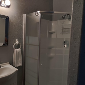 Een haardroger, handdoeken, zeep, shampoo